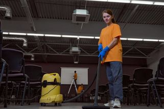 Jsou vysokoškoláci, v Česku ale uklízejí nebo montují převodovky - Novinky