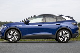 Uprostřed honičky elektroauto zastaví. Rakouská policie s nimi definitivně končí - Novinky