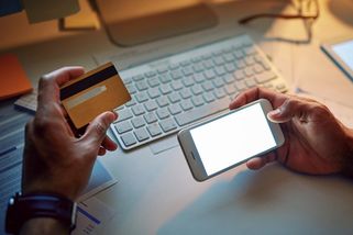 Myslel, že fiktivní objednávky mu vynesou tučný zisk. Muž z Olomouce přišel o 2,5 milionu korun