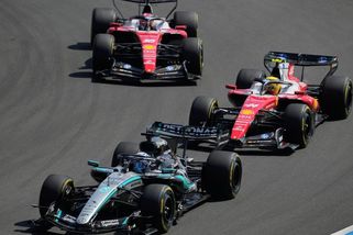 Russell ovládl i sprint. Na pódiu ho po tvrdém boji doplnili jezdci Ferrari - Sport.cz