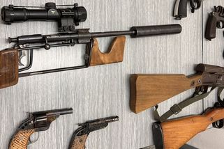 Divoká zbraňová amnestie. Kdosi na jihu Čech položil před dveře služebny trhavinu TNT - Novinky