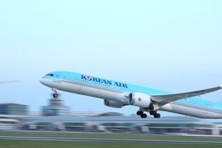 Pražská premiéra. Na Ruzyni začal létat nejdelší Boeing 787 Dreamliner - Novinky