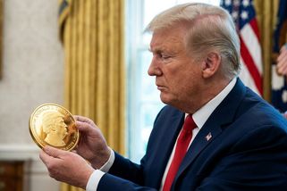 Trump dostane vlastní zlatou minci. Schválila ji komise, kterou sám jmenoval