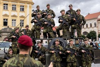 FOTO: Středoškoláci ve zbrani. Výcvik mají jako brigádu, zvyšuje se počet záložáků - Novinky