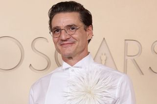 Ovládne rok 2026 poetcore? Pedro Pascal dorazil na Oscary hladce oholený, s perlami od Chanel a nejvíc sexy brýlemi sezony
