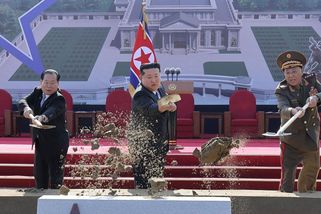 FOTO: Kim popadl lopatu a uctil „hrdiny“, kteří padli po boku Rusů - Novinky