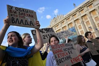 FOTO: Ukrajinci jsou tak naštvaní, že se odvážili vyjít do ulic i v Charkově. Pouhých 30 kilometrů od fronty - Novinky