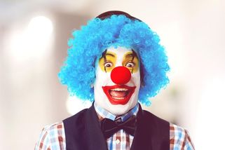 Obtěžující klaun v Praze na přechodu po mně chtěl po představení peníze - Médium.cz