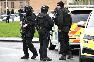 Útoční se toulá ulicemi Edinburgu a bodá lidi - Novinky