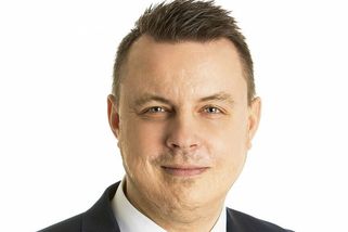 Rajchlův odklon od demokracie. Podněcování násilí vůči novinářům ohrožuje svobodu tisku - Médium.cz