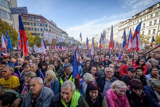 Fotogalerie z Václaváku: Dezinfo pomatenci nemají plán ani vůdce, jen nechtějí “ředit národ”