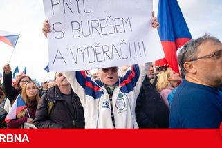 FOTO: Pryč s Burešem a vyděrači. Podívejte se, jak probíhala demonstrace na Letné