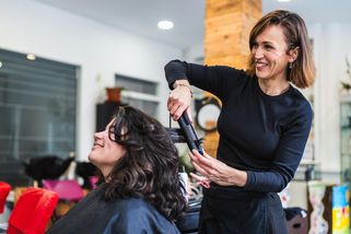 Kadeřnice Karolína: Za bydlení dáme přes 50 tisíc měsíčně! Už jsme trochu omezili restaurace a zábavu - Proženy.cz