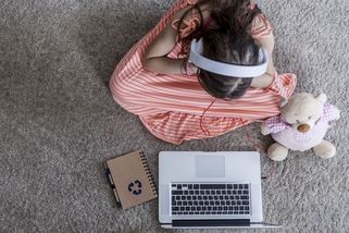 Notebooky, které chudým slovenským dětem poskytl stát, končí v zastavárnách - Novinky