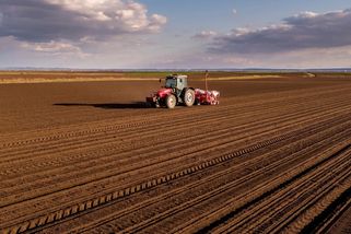 Agrošmejdi přitvrzují. Skupují českou půdu lacino, spekulují a prodávají za trojnásobek - Echo24.cz
