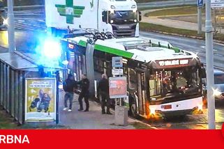 Agresor napadal pasažéry v trolejbusu. Tvrdě ho srovnal jeden statečný cestující