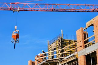 Do pěti let může na stavbách chybět 70 tisíc pracovníků. Co s tím?