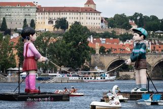 Obrovské panenky ze Squid Game na Vltavě: „Je to jako lodě,“ reaguje úřad - Seznam Zprávy