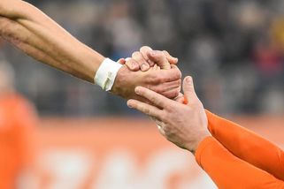 Tomuhle tleskáme vestoje. Mohl dát gól, ale radši hrál fér a zastavil útok