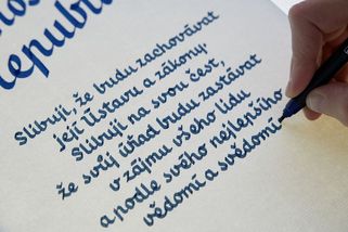 Podoba prezidentského slibu budí vášně. Grafička kritiku čekala - Seznam Zprávy