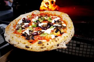 Nejlepší pizzu v Česku pečou v Praze na náměstí Republiky. Má křupavé okraje a je šťavnatá