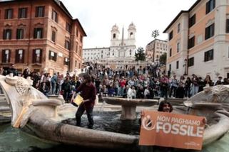 Klimatičtí aktivisté poničili slavnou fontánu v Římě. Dost, zuří ministr a chce tvrdé tresty
