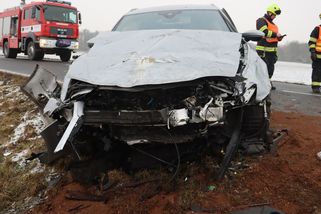 Tragickou nehodu u Olomouce zavinil mladý řidič. Zemřel on i jeho spolujezdkyně - Novinky