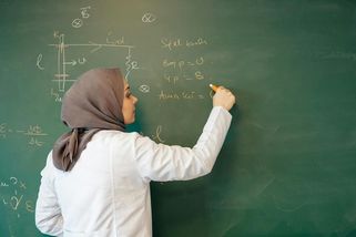 K přijímacím zkouškám jdou i cizinci, kteří neovládají češtinu. V zemi jich jsou tisíce