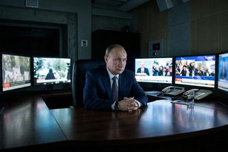 Když diktátor sleduje pád diktátora: Proč smrt Chameneího děsí Putina víc než válka