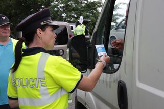 Žena nadýchala. Nezkušení policisté ji na odběr krve vezli 101 minut