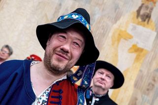 Sněmovnu zaplnily lidové kroje. Okamura si postěžoval, že nemá poklopec - Novinky