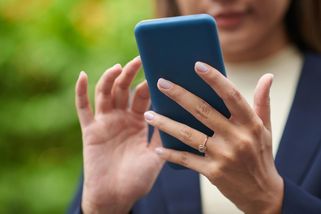 Žena si zkontrolovala, že jí o napadeném účtu skutečně volá číslo z banky. Podvodník byl důsledný - Novinky