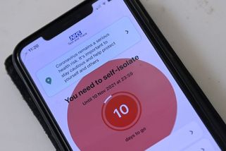 U nové varianty koronaviru AY.4.2 je častější průběh bez příznaků - Novinky