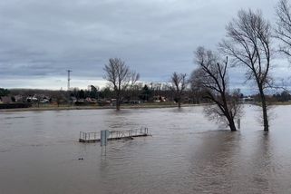 Hladiny jsou místy stále vysoko. Červená výstraha hlavně v Čechách - Novinky
