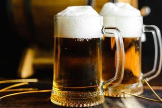 Dvě strany jedné mince. Mírné pití piva je zdravé, nadměrná konzumace způsobuje problémy - Médium.cz