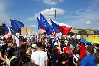 Žádná sebereflexe. Reakce politiků na sobotní demonstraci nepřekvapily - Médium.cz