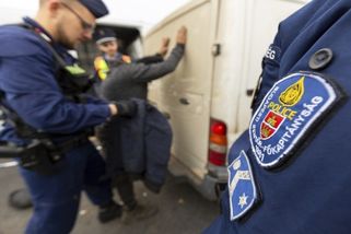 Maďarsko zadrželo sedm Ukrajinců a dvě vozidla pro přepravu peněz | ČeskéNoviny.cz