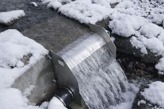 Vodní elektrárnu si postavil svépomocí. Vyrábí 500W nonstop a s baterií utáhne celou domácnost