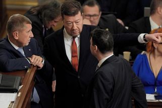 Mohli přijít, ale nepřišli. Minulá vláda s Okamurou i Babišem o zbrojení jednat chtěla - Novinky