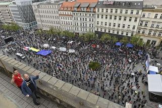 „Zrádce musí z Hradu.“ Tisíce lidí vyšly na protest proti Zemanovi - Seznam Zprávy