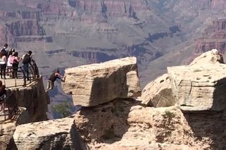 Opilý mladík se předváděl a zůstal viset nad propastí. Lidé pád natáčeli a fotili | Bez pudu sebezáchovy