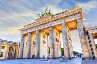 Vyvlastnění bytů, zákaz aut a udávací aplikace. Ze...