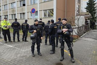 Napětí kolem ubytovny v Jablonci. Po napadení muže hrozí rodinná msta, místo střeží ozbrojení policisté - Novinky
