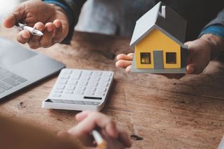 Banky přitvrzují vůči investičním hypotékám. Tisíce lidí budou potřebovat více peněz - Novinky