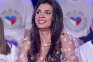 Denisa Pfauserová zaskočila v průsvitném modelu Boučka i Prachaře. Byla vidět i podprsenka!