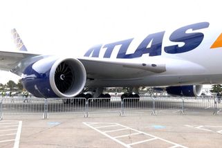 Boeingu prasklo okno a z Česka se vracel do Saska. Musel vypustit 110 tun paliva - Novinky