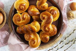 Pomalu kynuté velikonoční jidáše: Těsto zadělejte večer a upečte je ráno, ke snídani budou nepřekonatelné - Novinky
