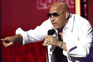Vin Diesel by už neměl řídit rychle a zběsile: Na pódiu marně hledal čtecí zařízení