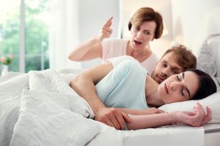 ŽENA-IN - V manželství jsme krátce po svatbě tři. Tchyně přišla o peníze a už se od nás asi nehne, říká Sára