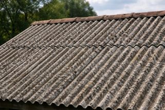 Nová povinnost hlásit jakoukoli manipulaci s azbestem platí od ledna 2026. Za neoznámení hrozí statisícové pokuty